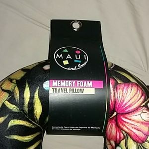 maui and sons Other - Memory foam traveling pillow maui and sons Other - Memory foam traveling pillow